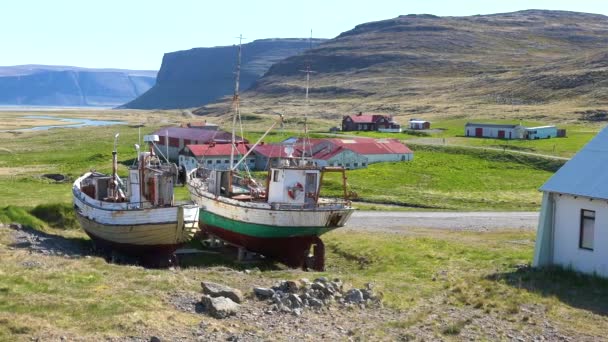 Barcos Pesqueros Abandonados Sientan Tierra Fiordo Remoto Islandia Medida Que — Vídeos de Stock