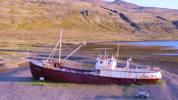 Lotnisko Nad Opuszczoną Łodzią Rybacką Leżącą Brzegu Fiordów Zachodnich Islandia — Wideo stockowe