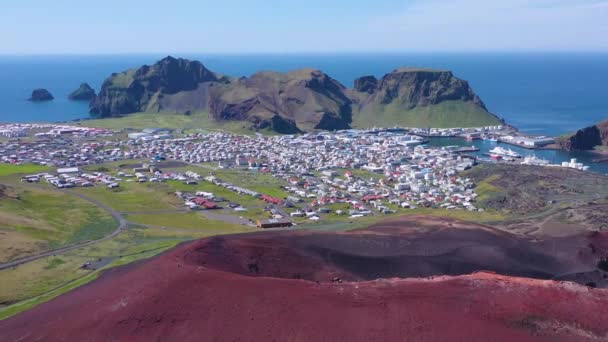 アイスランドのヴェストマンナイヤール島のハイメ島の上に迫り来るエルドフォール火山の良い空中 — ストック動画