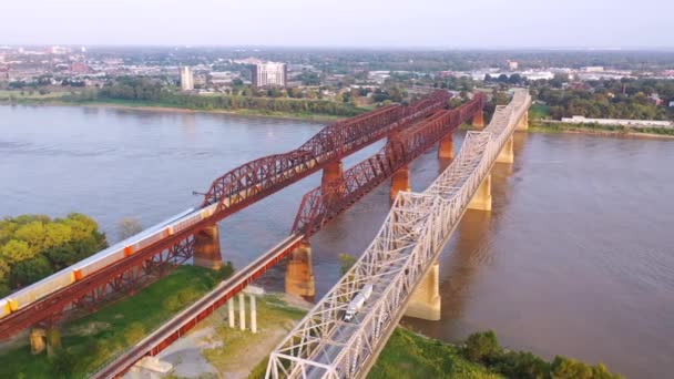 Aerial Landmark Tiga Jembatan Baja Atas Sungai Mississippi Dengan Memphis — Stok Video