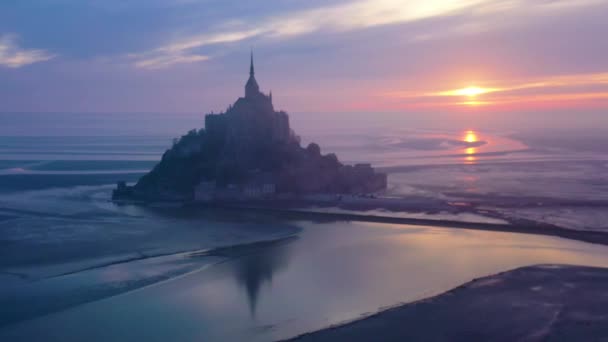 Moody Antenn Mont Saint Michel Frankrike Silhuett Vid Soluppgången Dimma — Stockvideo