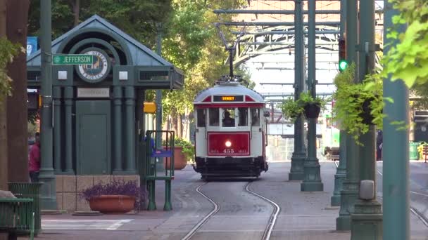 Memphis Trolley Auto Een Drukke Straat Buiten Het Centrum Zakelijke — Stockvideo