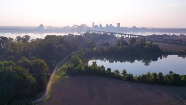 Wspaniała Antena Zbliża Się Memphis Tennessee Przez Rzekę Mississippi Hernando — Wideo stockowe