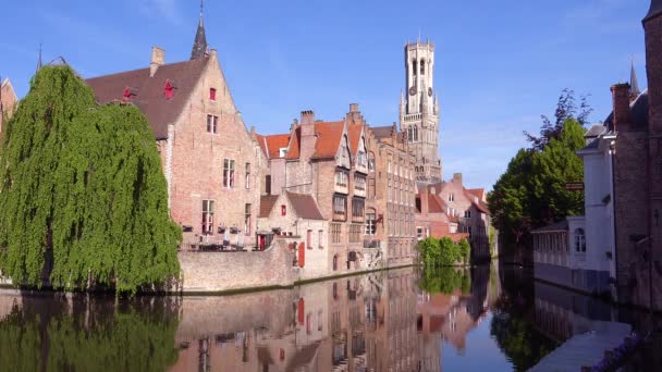 Vacker Kanal Och Belfort Van Brugge Brygge Klocktorn Belgien — Stockvideo