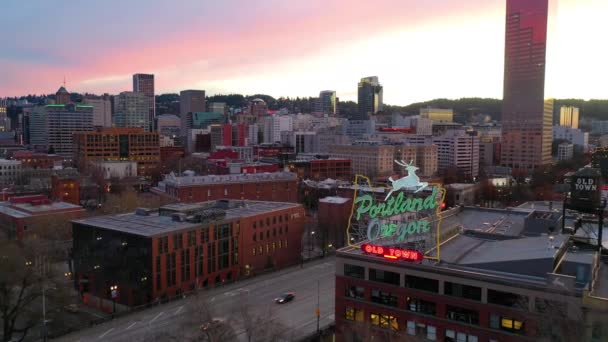 Aerial Portland Oregon Stag Deer Sign Downtown Old Town Cityscape — Vídeo de stock