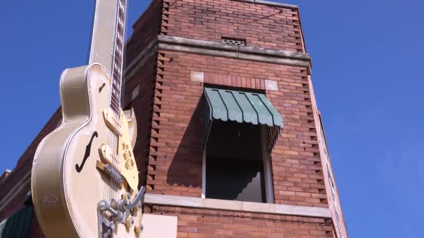 Eine Gitarre Hängt Vor Einem Backsteingebäude Sun Studios Musikstudio Memphis — Stockvideo