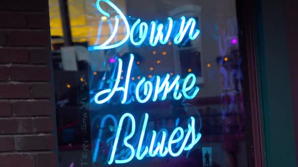 孟菲斯在比尔街上的霓虹灯招牌上读着 下家蓝 的音乐 — 图库视频影像