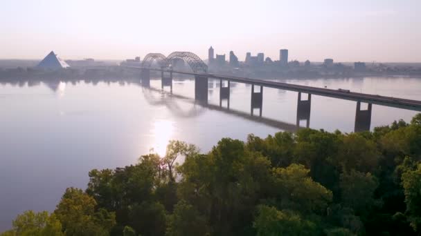 早晨好的空中天际线和商业区孟菲斯田纳西穿过密西西比河与Hernando Soto桥的前景 — 图库视频影像
