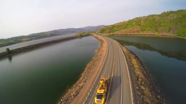 Повітряний Постріл Автомобілів Шосе Перетинає Озеро Або Водосховище — стокове відео