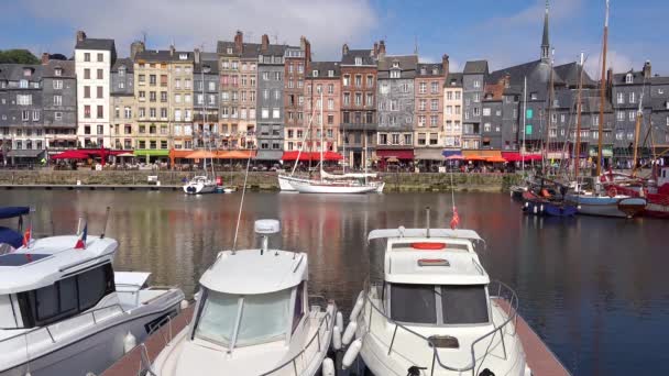 Piękne Ustanowienie Honfleur Francja Starymi Kolorowymi Budynkami Jachty Żaglówki Porcie — Wideo stockowe