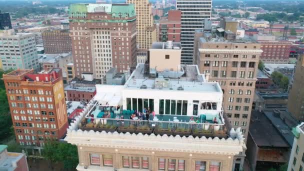 テネシー州メンフィス中心街の高層ビルの上のペントハウスバーの上の良い空中 — ストック動画