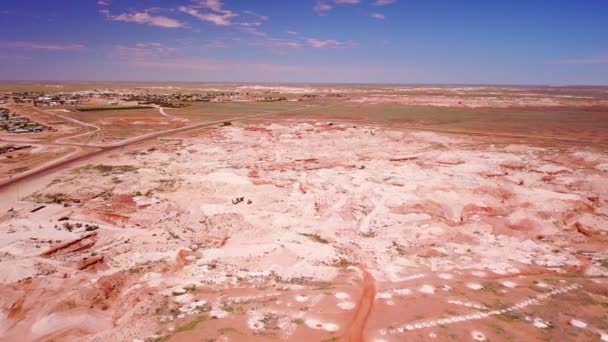 Aereo Drone Shot Miniere Opale Sterili Minerari Nel Deserto Dell — Video Stock