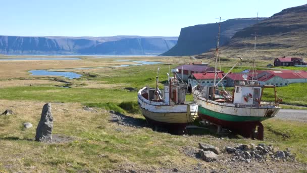 Des Bateaux Pêche Abandonnés Assoient Sur Terre Ferme Dans Fjord — Video