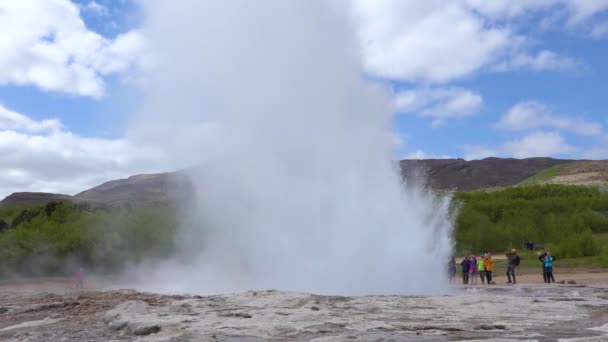 Strokkur Geiser Barst Uit Slow Motion Voor Toeristen Ijsland — Stockvideo