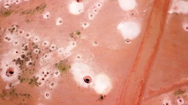 クーバー ペディ オーストラリアの砂漠で オパール鉱山や鉱山の尾鉱の空中ドローン撮影 — ストック動画
