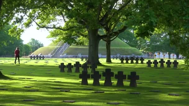 Gravar Och Kors Cambe Nazityskland Andra Världskriget Minnesmärke Över Kyrkogården — Stockvideo