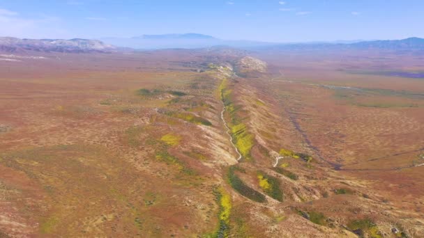 カリフォルニア州のカリゾ平原を通って走るサンアンドレアス断層地震断層線の非常に良い空中 — ストック動画