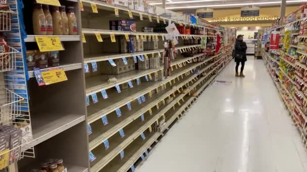 2020 Las Estanterías Supermercados Tiendas Están Prácticamente Vacías Durante Brote — Vídeo de stock