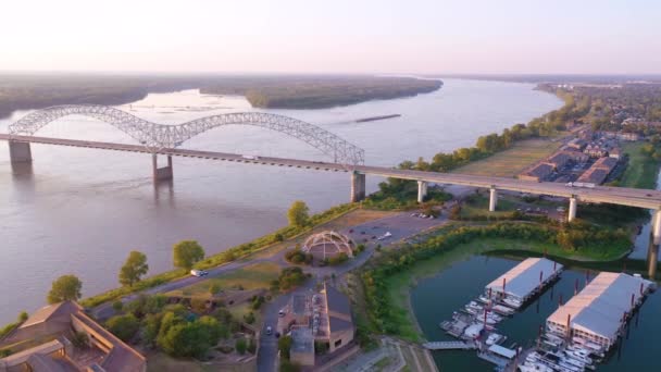 Dobra Antena Nad Barką Rzece Mississippi Hernando Soto Bridge Pierwszym — Wideo stockowe