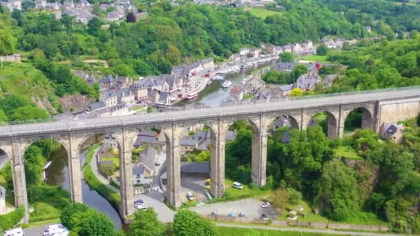 Antenne Über Der Hübschen Stadt Dinan Frankreich Mit Autobahnbrücke — Stockvideo