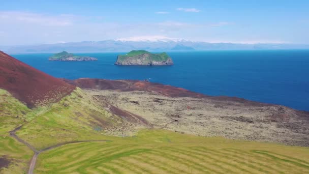 Good Aerial Eldfell Volcano Looming Heimaey Westman Islands Vestmannaeyjar Iceland — Stock Video