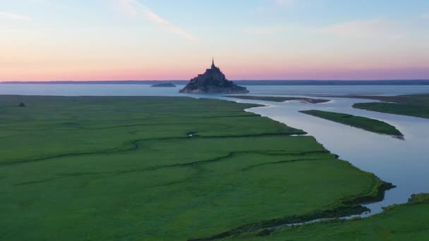 Flygfoto Mont Saint Michel Frankrike Skymningen Ett Klassiskt Franskt Landmärke — Stockvideo