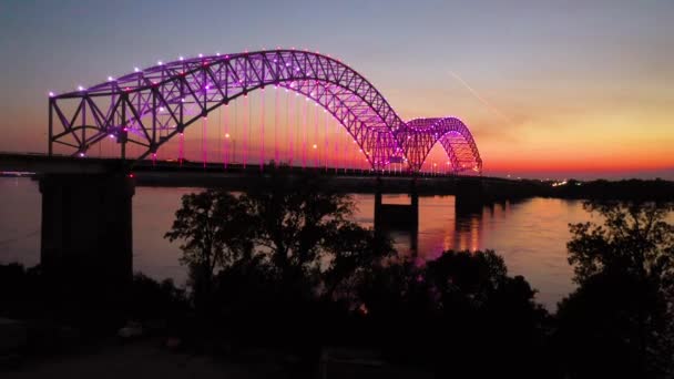 Καλή Αύξηση Βράδυ Κεραία Του Memphis Hernando Soto Γέφυρα Πολύχρωμα — Αρχείο Βίντεο