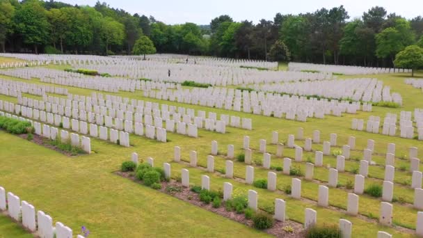 从空中俯瞰法国二战墓地 军人坟场和士兵墓碑 — 图库视频影像