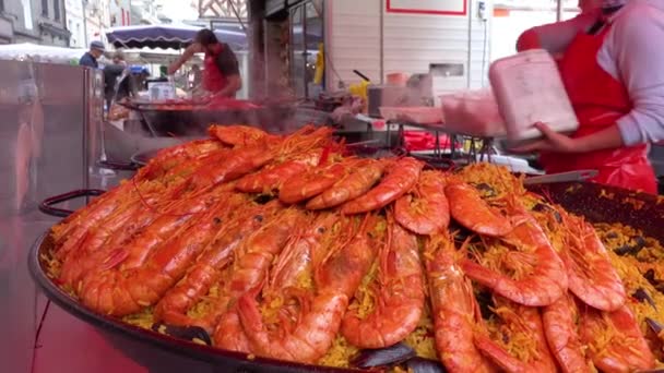 Färska Räkor Kryddas Och Säljs Gatumarknad Honfleur Frankrike — Stockvideo