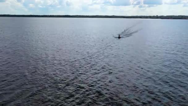 Flygfoto Jet Skidåkare Som Har Kul Med Jet Ski Ross — Stockvideo