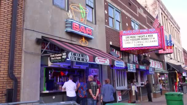 游客们在田纳西州孟菲斯市比尔街的露天酒吧间里喝酒 — 图库视频影像
