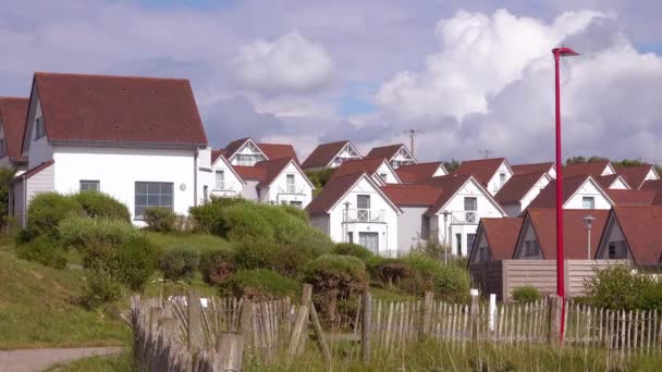 Costas Idénticas Casas Playa Jaulas Cabañas Alquiler Largo Costa Normandía — Vídeo de stock