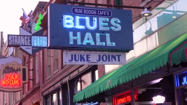 在比尔街的霓虹灯招牌上 孟菲斯在夜总会 酒吧和俱乐部之间认出了蓝调厅的酒吧间和朗姆 布吉咖啡馆 — 图库视频影像