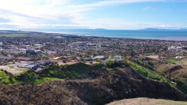2020 Ventura California Nın Arkasındaki Pasifik Sahili Yeşil Tepeler Dağların — Stok video