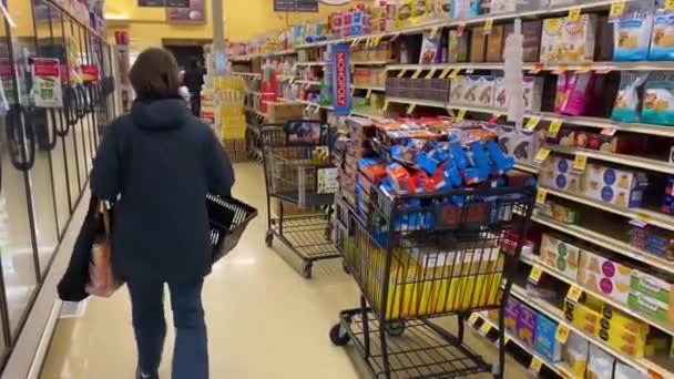 2020 Supermercado Prateleiras Armazenamento Estão Maior Parte Vazias Durante Surto — Vídeo de Stock