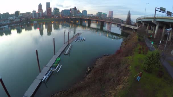 Majestic Moving Shot Waterfront Willamette River Portland Oregon — Stock Video