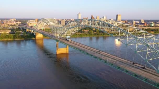 Utmärkt Stigande Antenn Över Hernando Soto Bridge Avslöjar Stadens Skyline — Stockvideo