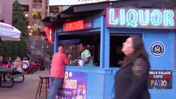 游客们在田纳西州孟菲斯市比尔街的露天酒吧间里喝酒 — 图库视频影像