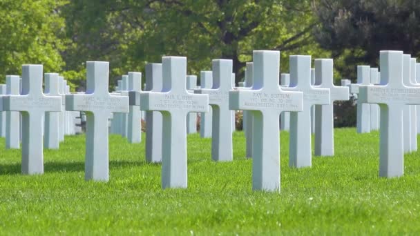 Sírok Keresztek Második Világháborús Amerikai Temetőben Emlékmű Omaha Beach Normandia — Stock videók