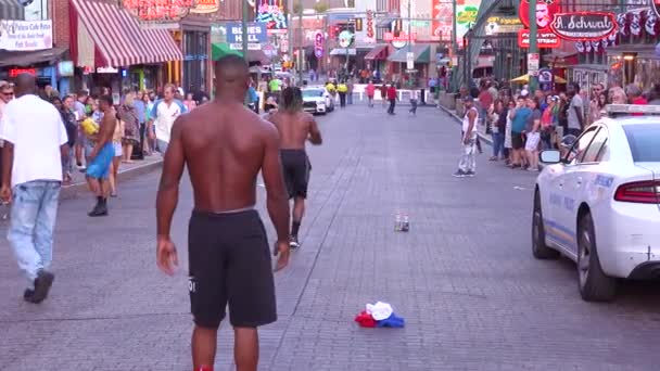 街头表演者在田纳西州孟菲斯的比尔街上为游客做体操 翻筋斗和特技表演 — 图库视频影像