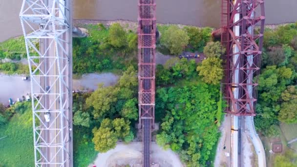 鳥の目はミシシッピ川に架かるランドマーク3本の鋼製橋の空中戦 — ストック動画