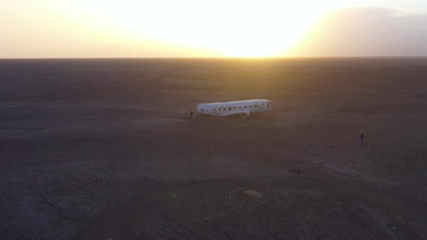 アイスランドのSolheimasandurの黒い砂の上に墜落した米国海軍Dc 3上の航空機 — ストック動画