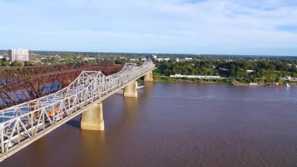 Goede Antenne Een Mississippi River Paddlewheel Stoomschip Onder Drie Stalen — Stockvideo