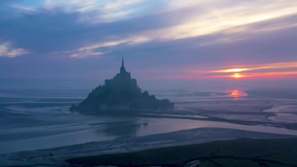 Moody Antena Mont Saint Michel Francja Sylwetka Wschodzie Słońca Mgle — Wideo stockowe