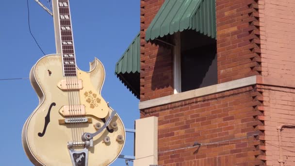 Estabelecendo Tiro Sam Phillips Sun Estúdio Gravação Com Guitarra Pendurada — Vídeo de Stock