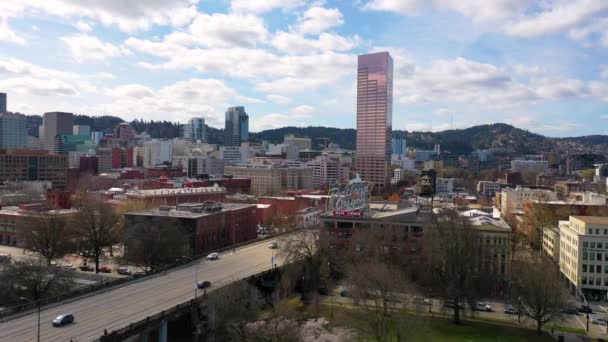 Aérea Revela Portland Oregon Ciervo Ciervo Signo Centro Ciudad Vieja — Vídeo de stock