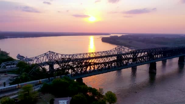 Aerial Referência Três Pontes Aço Sobre Rio Mississippi Pôr Sol — Vídeo de Stock