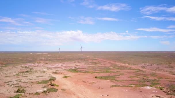 クーバー ペディ オーストラリア砂漠の風力発電所の空中ドローンショット — ストック動画