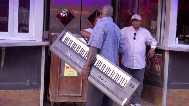 Musiker Bär Ett Tangentbord Till Spelning Beale Street Memphis Tennessee — Stockvideo