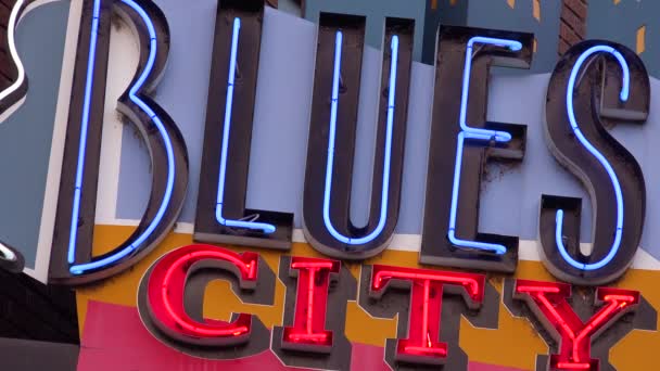 Neon Sign Beale Street Memphis Identifies Blues City Nightclub Bar — Stock Video